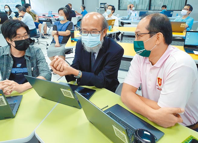 华梵大学校长林从一（中）参与学校大数据智慧战情室教学体验课程。（华梵大学提供／叶书宏新北传真）