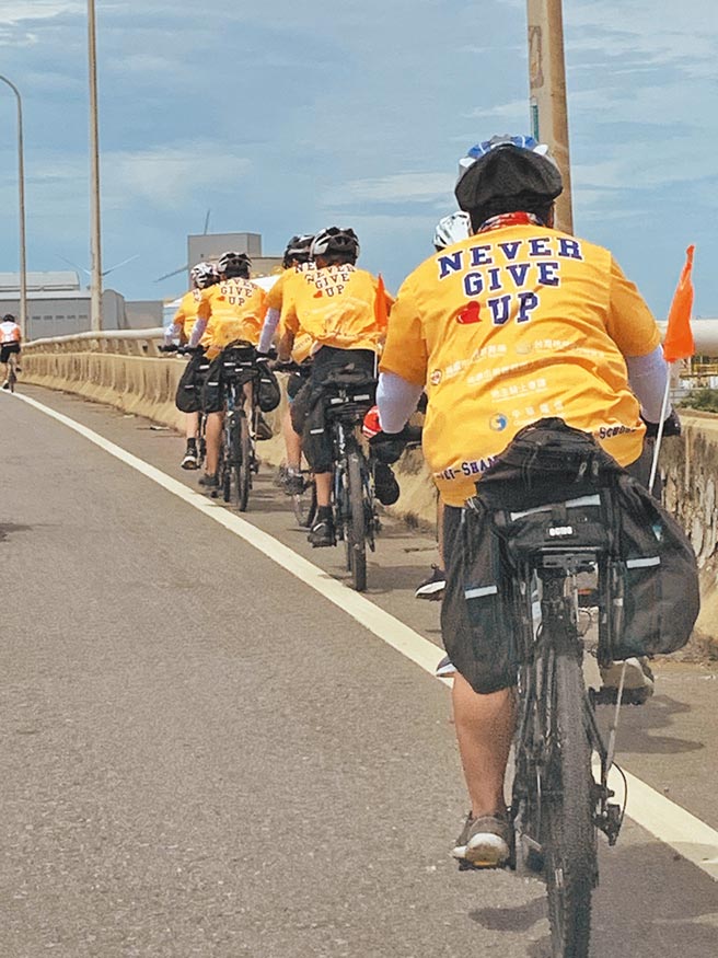 桃园市龟山国中高关怀课程，带领中辍生骑脚踏车环岛。（桃园市政府教育局提供／陈梦茹桃园传真）