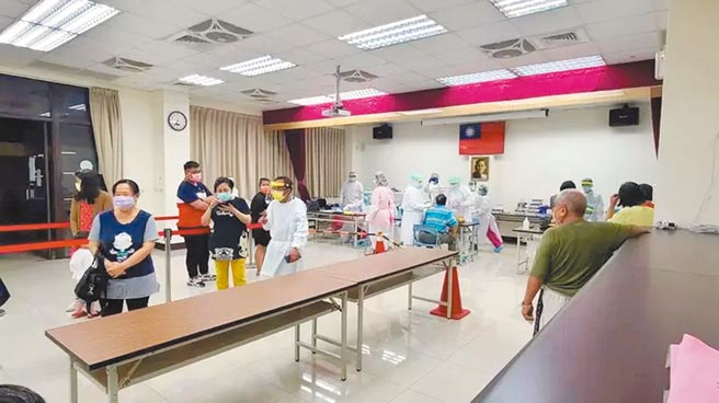 新竹县宝山乡妇人採检结果阴阳反覆，新竹县卫生局不敢大意，30日开设快筛站扩大快筛附近村民，所幸妇人最后经4採终于确定为阴性，虚惊一场。（民眾提供／庄旻静新竹传真）