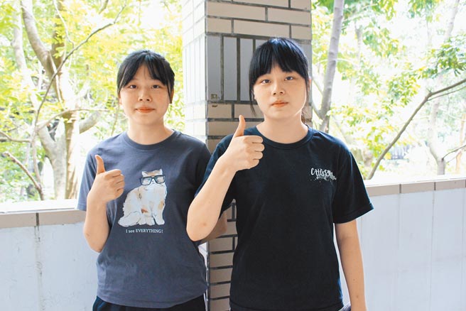 国立彰化女中泰雅族双胞胎简佑佑（左）与简佑庭，两人从国小起一路同校读美术班，到高中才分别选择进入社会组和自然组，姊妹俩大学以后将要分开求学，心中满是不舍。（谢琼云摄）