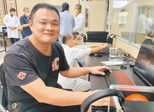 曾經有地方政治人物過世，呂竑毅提供先前拍攝的影像給親屬，不但家屬感動，也讓他深刻感受到這份工作，甚至興趣的價值，有了更多繼續走下去的動力。（呂妍庭攝）