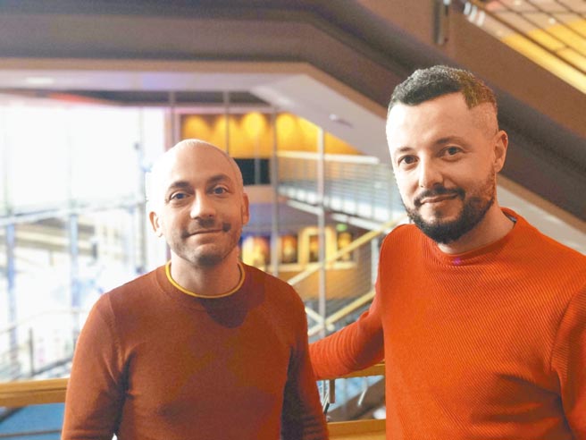 《咖啡莊園的亡靈》由巴西雙導演馬可杜特拉Marco Dutra（右）與卡塔諾戈塔多Caetano Gotardo聯合執導。（海鵬影業提供）