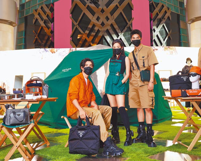 陈昊森（左起）、王净、曾敬骅3人一同出席Prada Outdoor快闪店活动，陈昊森穿Prada再生尼龙衬衫5万元、上衣2万2000元、长裤4万500元、高筒运动鞋3万9000元、铺棉再生尼龙包5万2000元。王净穿再生尼龙连身短裤6万1000元、背心3万2500元、尼龙肩背包6万7000元、髮箍1万3000元、短靴5万2000元、耳环1万9000元、耳扣1万3500元、水壶2900元。曾敬骅穿衬衫4万4500元、百慕达短裤3万8500元、皮革尼龙短靴5万5000元、手炼3万5500元、钥匙圈1万3500元、手提肩背包6万4000元。（Prada提供）