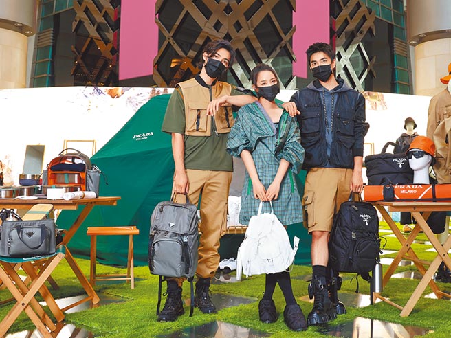 陈昊森、王净、曾敬骅换上另一套衣服，展现自身的户外旅游风格。（左起）陈昊森穿Prada背心5万元、上衣3万1500元、长裤4万500元、高筒运动鞋3万9000元、再生尼龙后背包5万6000元。王净穿再生尼龙洋装6万1000元、夹克7万3000元、短靴3万4500元、再生尼龙后背包4万8000元、耳环1万9000元、耳扣1万3500元。曾敬骅穿再生尼龙连帽卫衣5万9000元、再生尼龙多口袋背心5万元、百慕达短裤3万8500元、皮革尼龙多功能短裤5万5000元、铺棉再生尼龙后背包7万元。（Prada提供）