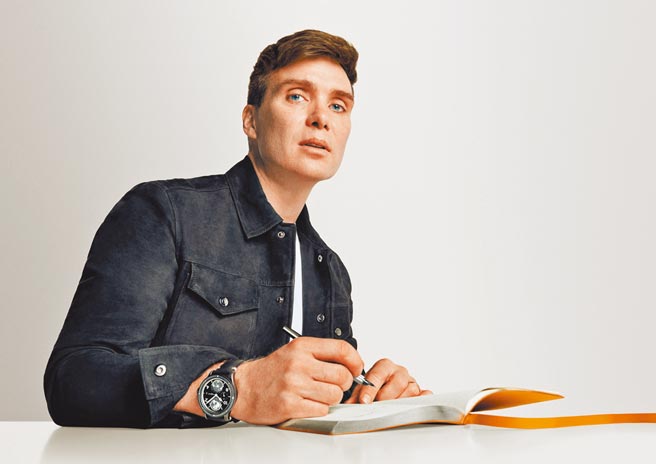 万宝龙1858 Geosphere系列UltraBlack腕表，21万4500元。（Montblanc提供）