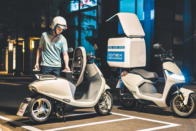 KYMCO「Ionex尊榮換電」上線，只需透過手機操作，就能讓專人於指定時間為騎士的愛車進行電池交換。（光陽提供）