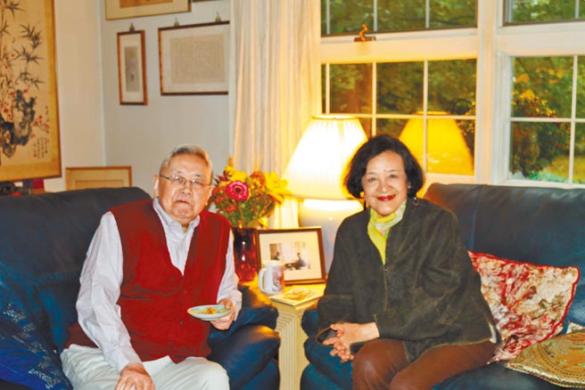 江青在余英时家採访2016年10月。（江青提供）