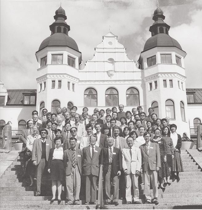 一九九二年，瑞典斯德哥尔摩大学东方语言学院中文系召开「国家、社会、个人」国际学术研讨会合影。最前排右三为余英时，左二是高行健;最后排左二为刘再復，左三是李泽厚。（江青提供）