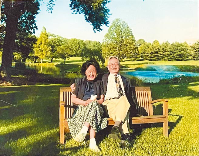余英时、陈淑平伉俪2017年送给作者的合影。（江青提供）
