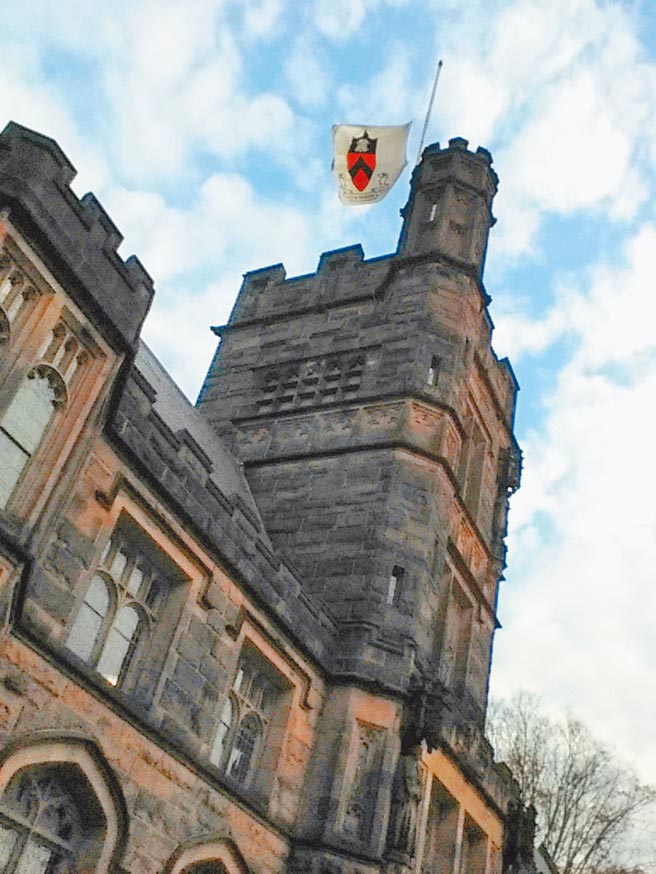 普林斯顿大学降半旗。（江青提供）