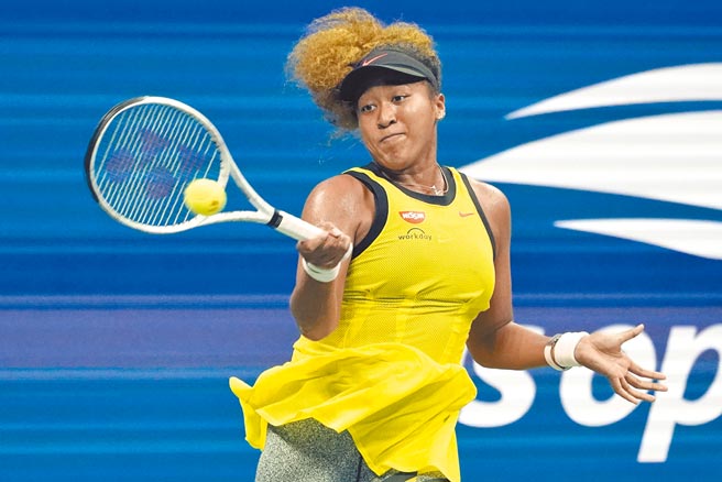 美網女單衛冕冠軍大坂直美邁出連霸的第一步，第1輪6比4、6比1擊敗捷克布茲可娃。（美聯社）