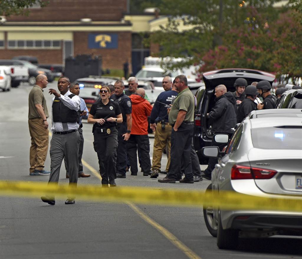 美国北卡罗来纳州一所高中今天午后发生枪击案，一名高中生中弹后送医不治。 图/美联社(photo:ChinaTimes)