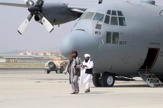 慶祝美軍完全撤離阿富汗 塔利班遊行展示掠奪美軍裝備