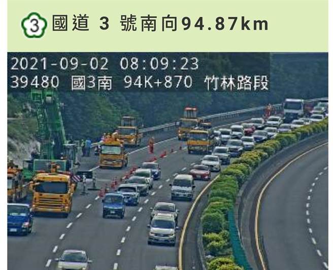 国3南向94.87公里竹林段，凌晨发生联结车自撞车祸，造成上班尖峰期车流回堵7公里。（截自国道即时影像）