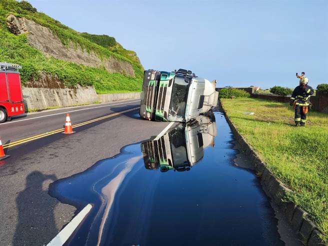 新北市瑞芳区台2线79.5K处2日清晨1辆载运硫酸的大型化学槽车疑似在过弯时转弯不慎导致整台车翻覆，车载运的硫酸也当场不断渗漏。（民眾提供）