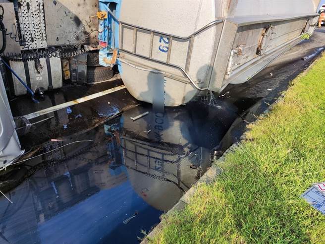 新北市瑞芳区台2线79.5K处2日清晨1辆载运硫酸的大型化学槽车疑似在过弯时转弯不慎导致整台车翻覆，车载运的硫酸也当场不断渗漏。（民眾提供）