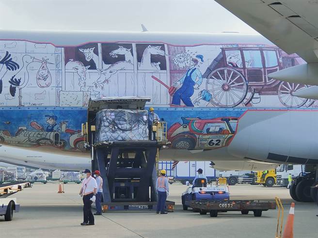 首批BNT疫苗今早7时运抵台湾，指挥中心表示疫苗效期至明年1月15日，为多剂型包装，每瓶可打6人。（图／记者陈麒全摄影）