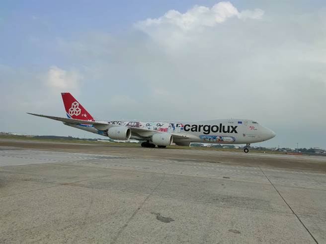 今(2日)首批93.2万剂BNT疫苗抵台。(陈麒全摄)