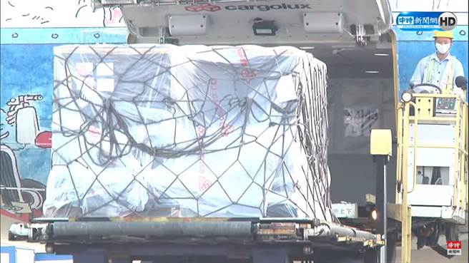 首批BNT疫苗裝箱外觀的「復必泰」字樣消失，永齡表示，因為沒有事先告知，所以抵台後就移除了。（圖／翻攝自中時新聞網直播畫面）