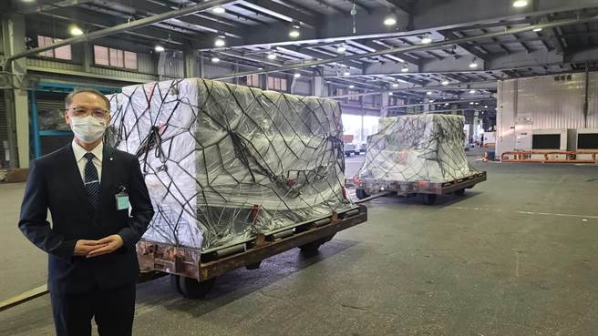 由民间团体共同捐赠1500万剂BNT疫苗，首批载运93.2万剂辉瑞BNT疫苗的班机，在今天上午7时抵达桃园中正机场。（慈济基金会提供／林良齐台北传真）