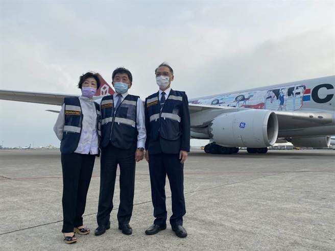 由民间团体共同捐赠1500万剂BNT疫苗，首批载运93.2万剂辉瑞BNT疫苗的班机，在今天上午7时抵达桃园中正机场。（慈济基金会提供／林良齐台北传真）