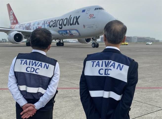 由民间团体共同捐赠1500万剂BNT疫苗，首批载运93.2万剂辉瑞BNT疫苗的班机，在今天上午7时抵达桃园中正机场。（慈济基金会提供／林良齐台北传真）