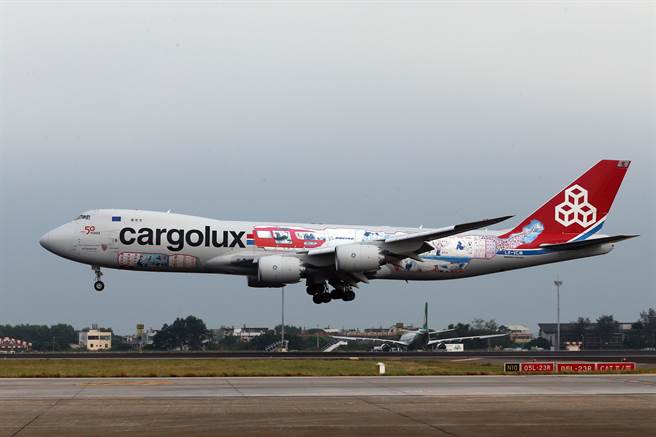 由慈濟丶台積電丶永齡基金會等民間單位，購買的首批輝瑞（BNT）疫苗約90萬劑，終於在2日清晨7時，由盧森堡貨運航空CV7962貨機運抵桃園機場。（陳麒全攝）