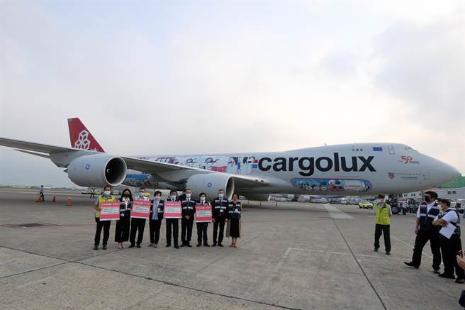 中央疫情指揮中心指揮官陳時中（中）也親自到機場接機。（陳麒全攝）