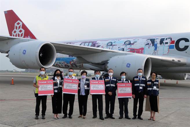 中央疫情指揮中心指揮官陳時中（中）也親自到機場接機。（陳麒全攝）