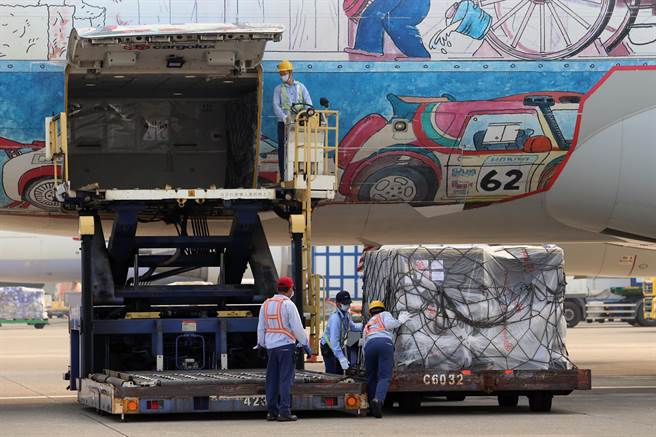 由慈濟丶台積電丶永齡基金會等民間單位，購買的首批輝瑞（BNT）疫苗約90萬劑，終於在2日清晨7時，由盧森堡貨運航空CV7962貨機運抵桃園機場。原本貨物在盧森堡啟運時綁有「復必泰」布條，在貨物出艙前，已經以掩人耳目的方式，技巧性「處理」掉了。（陳麒全攝）