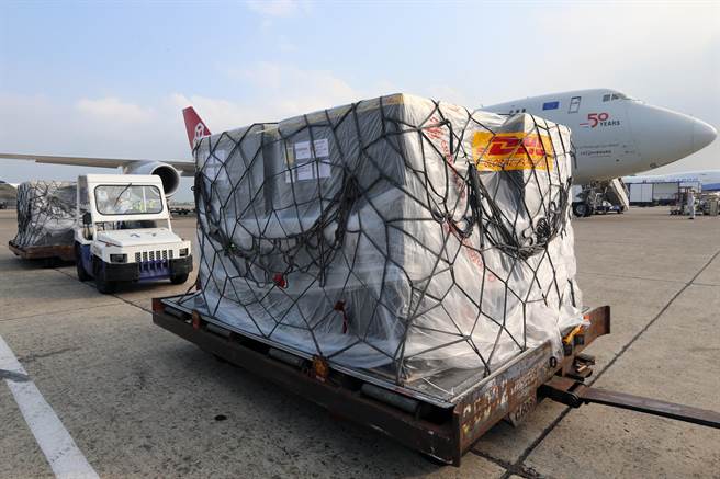 由慈濟丶台積電丶永齡基金會等民間單位，購買的首批輝瑞（BNT）疫苗約90萬劑，終於在2日清晨7時，由盧森堡貨運航空CV7962貨機運抵桃園機場。原本貨物在盧森堡啟運時綁有「復必泰」布條，在貨物出艙前，已經以掩人耳目的方式，技巧性「處理」掉了。（陳麒全攝）