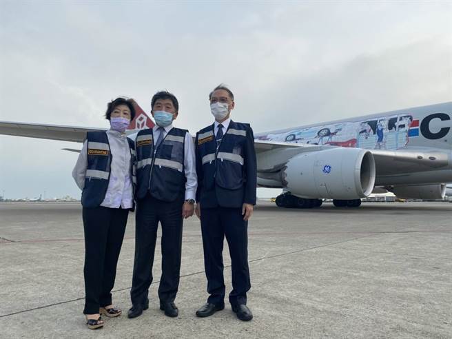 今早7时首批93.2万剂BNT疫苗抵台。由慈济代表、台积电慈善基金会董事长张淑芬与卫福部长陈时中、疾管署长周志浩到场接机。（图／慈济提供）