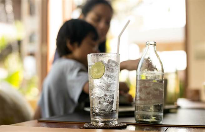 夏末養生就要「水潤」，名醫教你自製4種天然維生素排毒水，天天喝就能做好體內環保。(示意圖/Shutterstock)