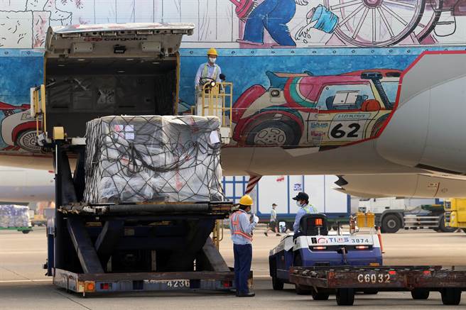 今(2日)首批93.2万剂BNT疫苗抵台，陈时中接机一事引起许多网友不满。（图／中新社）