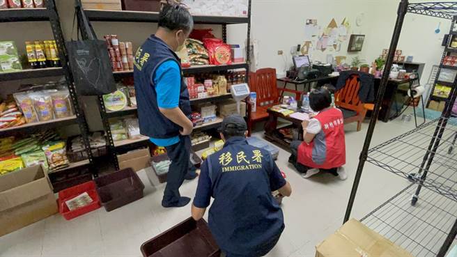新竹市专勤队查获一家越南杂货店进口不明猪肉制品，其中火腿及脆骨卷竟验出非洲猪瘟病毒。（新竹市专勤队提供／邱立雅竹市传真）