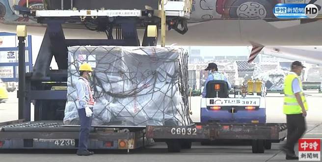 BNT疫苗抵桃园机场画面。(中时新闻网直播)