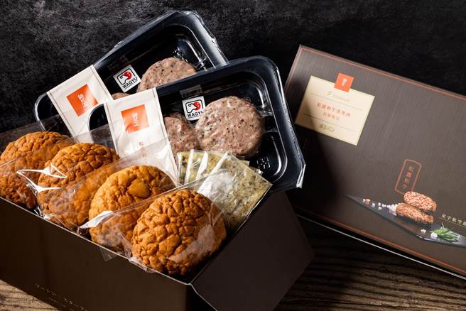 星宇与胡同联名推出升等版「松露和牛汉堡肉菠萝包」。（星宇提供）