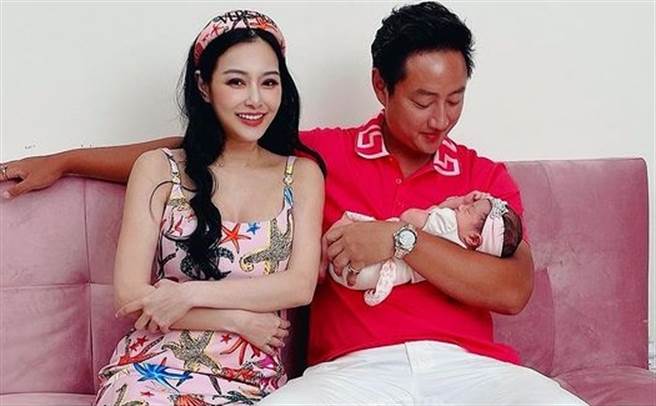 王思佳一家三口和乐幸福。(图/翻摄自王思佳IG)