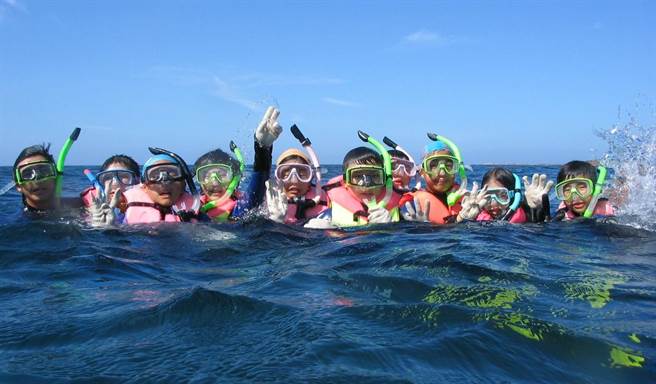 福连国小积极办举办多元课程浮潜活动，建立在地办学品牌，今年有3位新生报到。（新北市教育局提供）