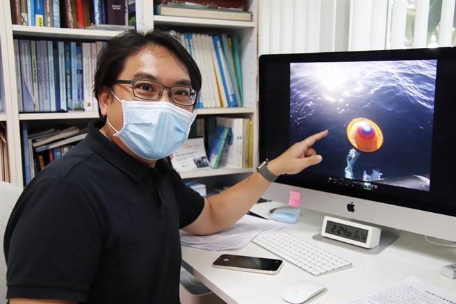 中央大学自主研发8颗印有国旗的海洋资料浮球，成功布放在北极圈挪威冷岸群岛的海域，展开海象观测。（中大提供／林志成台北传真）