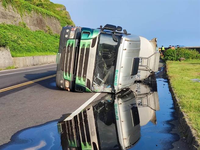 瑞芳区上午发生化学槽车翻覆，硫酸泄漏路面。（王扬杰翻摄）