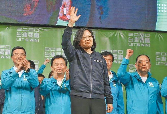 图为总统蔡英文（前）去年连任成功后步上舞台，答谢民眾的支持。（本报资料照片）