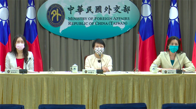 外交部主任秘书徐俪文大使（中）说明本年联合国推案规划。（取自外交部直播）