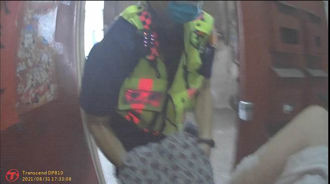 妇人被呛昏，彰化警分局中正派出所巡逻员警紧急救人。(彰化警分局提供／吴敏菁彰化传真)