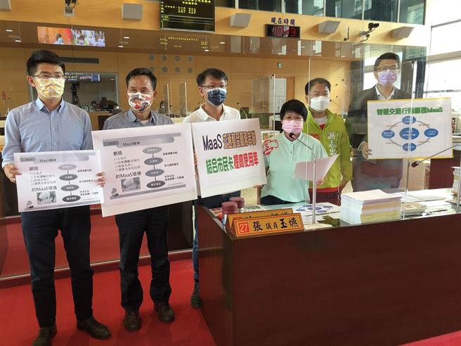 市议员张玉嬿、谢志忠、王立任、张耀中、黄守达、林德宇今日在议会指出，MaaS是查询、预约、付费及票证，通通整合在手机，做到便宜又方便的交通服务，应该扩大将市民卡的概念整合进来。（陈世宗摄）