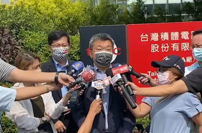 立法院副院长蔡其昌（中）上午到台积电参访并感谢对于防疫的贡献。（张妍溱摄）