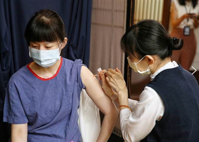 李秉颖表示，打BNT的一个月内都是观察期，一周内若有3种症状应该要马上就医。（图／是意图，记者杜宜谙摄影）