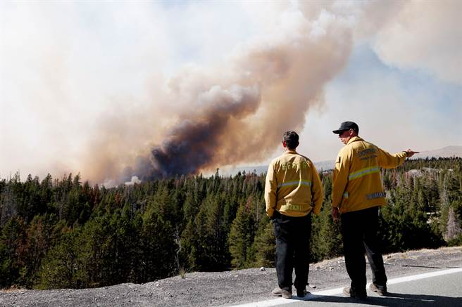 卡尔多野火从8月14日开始在加州首府沙加缅度（Sacramento）以东的山区开始延烧，两周后越过山脊，在加州与内华达州界的塔霍盆地南端蔓延，超过5万人被迫撤离。(图/路透社)  