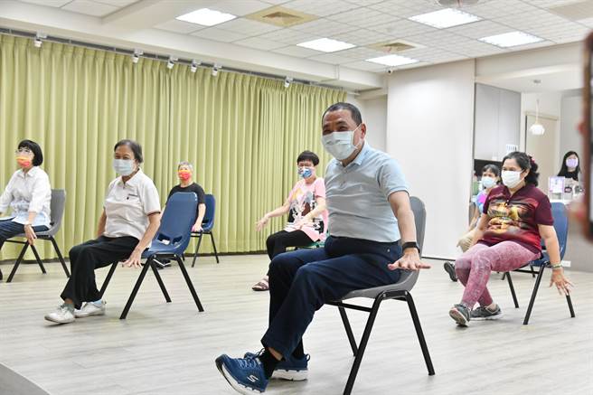新北市长侯友宜今（2日）上午关怀银髮俱乐部防疫状况并说明重阳礼金发放。（新闻局提供）
