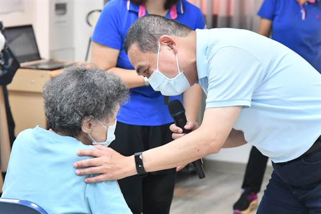 新北市长侯友宜今（2日）上午关怀银髮俱乐部防疫状况并说明重阳礼金发放。（新闻局提供）